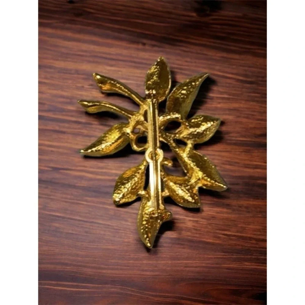 Vintage Textured Gold Tone Flower Brooch Pin Faux Pearl